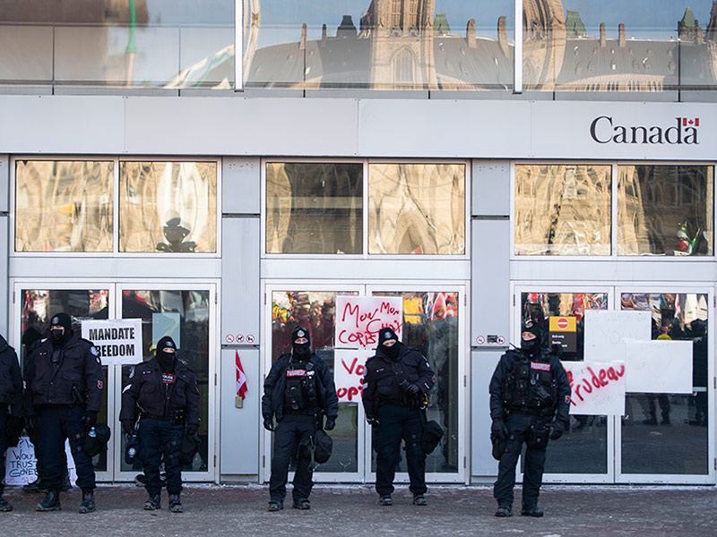 TruckerConvoyPoliceOttawa.jpg