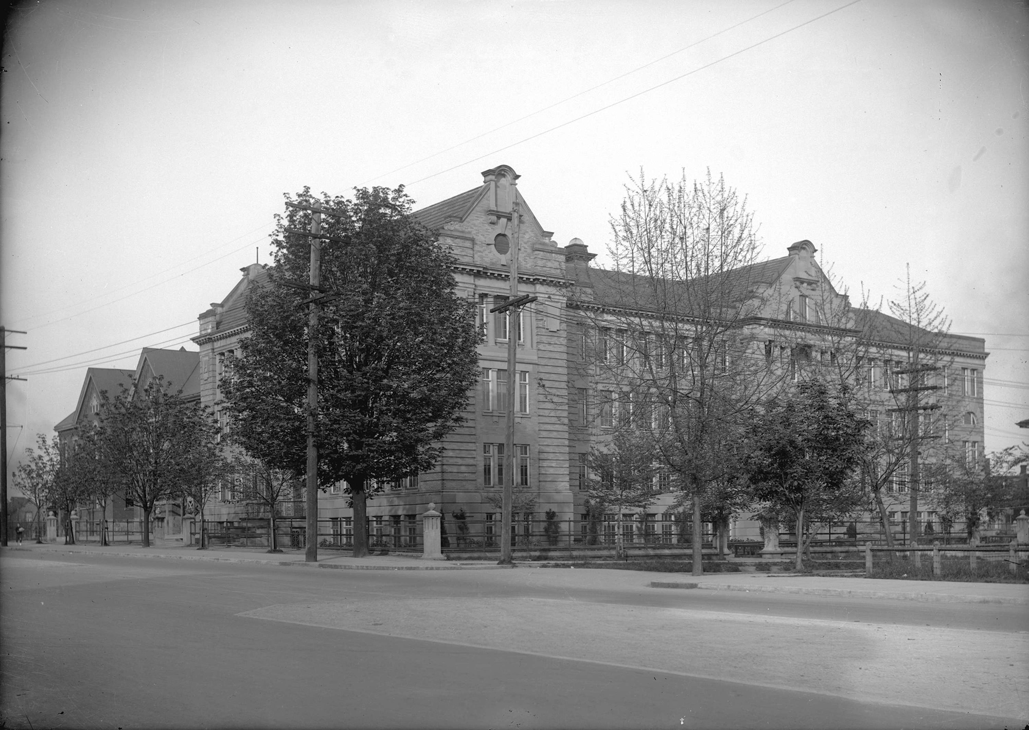 960px version of SirWilliamDawsonSchool.jpg