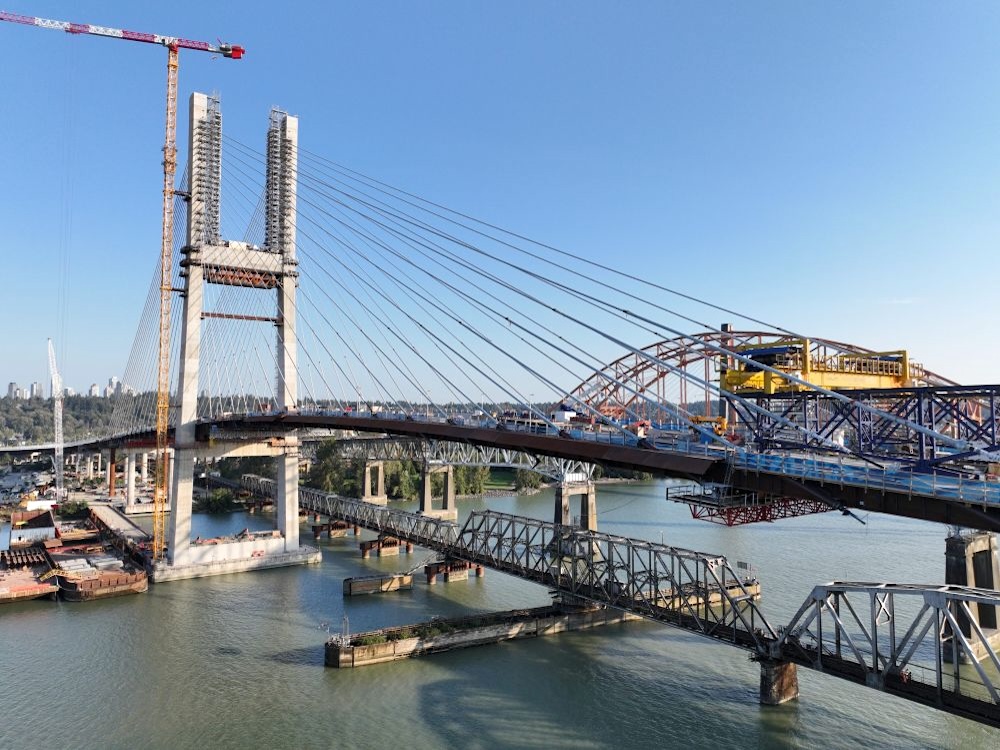 A cable bridge with a span held up by a large H-shaped pillar.