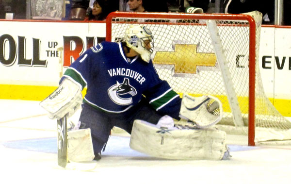 luongo-glove-save.jpg