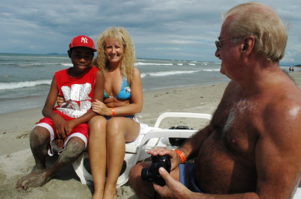 582px version of Canadian tourists in Honduras