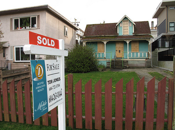 VanHouseForSale_610px.jpg