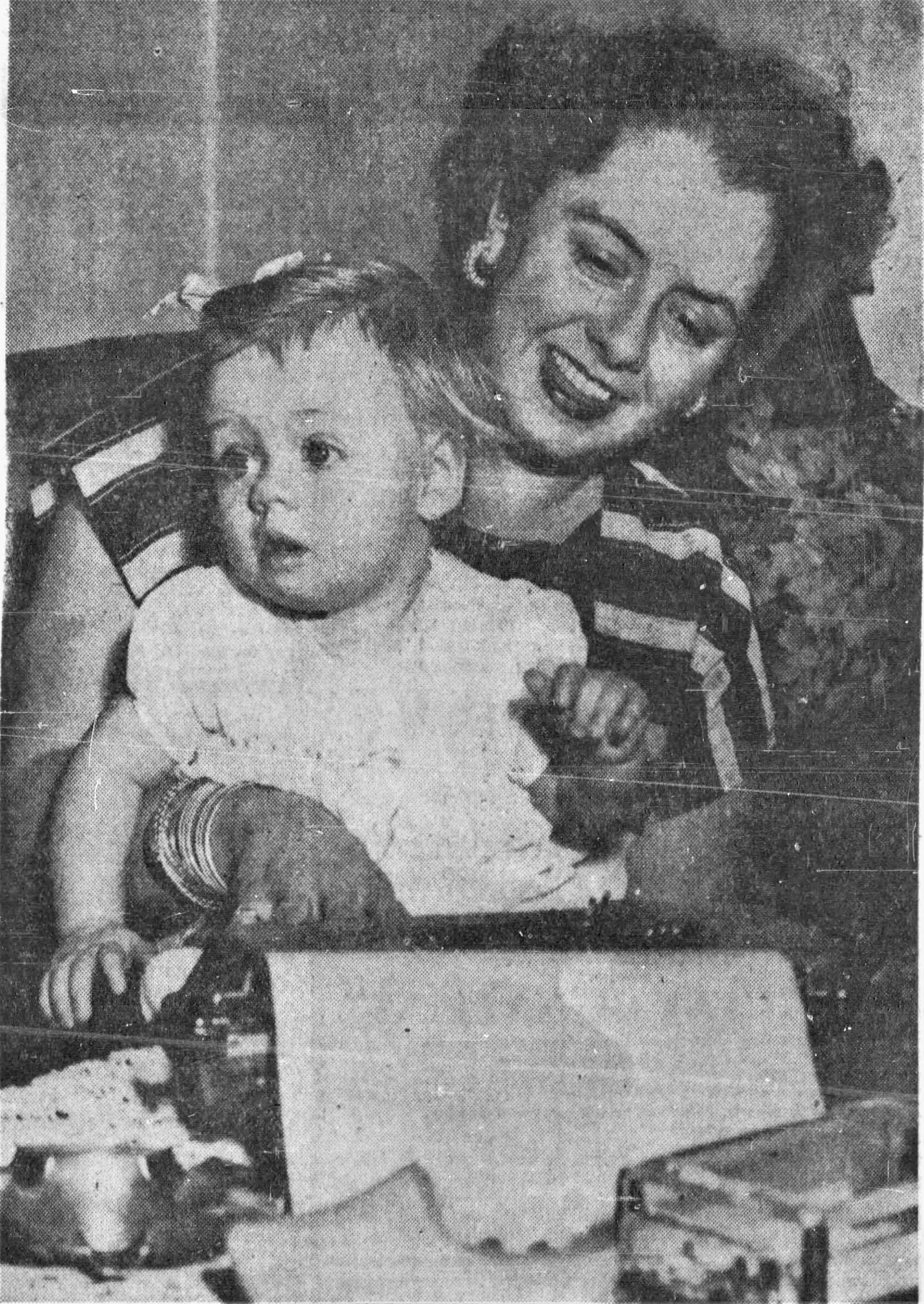 960px version of Margaret Ecker, reporter, with her daughter