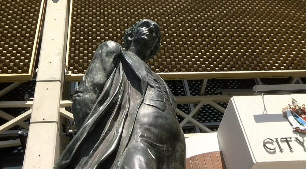 851px version of SirJohnAMacdonaldStatueCloseupVictoriaCityHall.jpg
