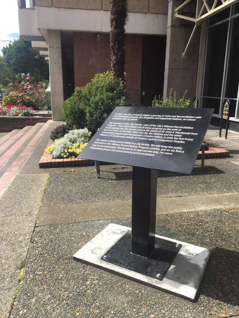 582px version of SirJohnAMacdonaldStatueReplacementTextVictoria.jpg