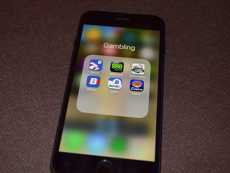 PhoneGamblingApps.jpg