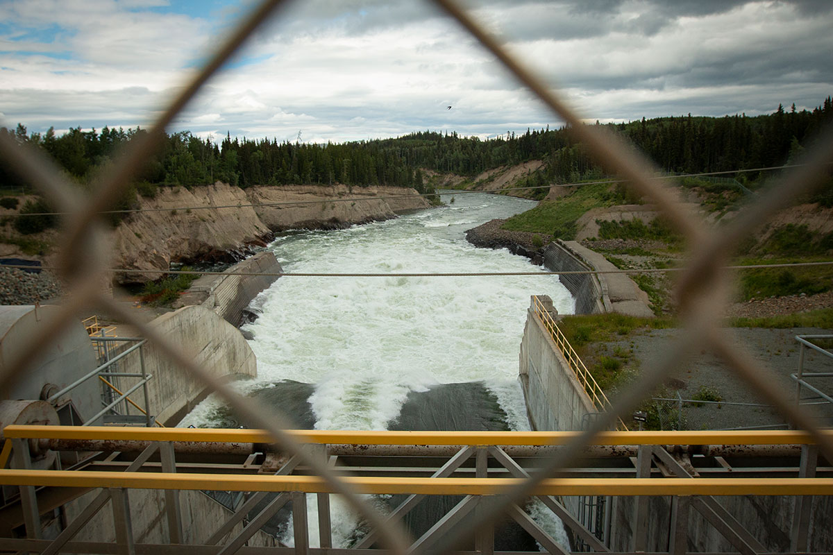 851px version of SkinsLakeSpillwayFence.jpg