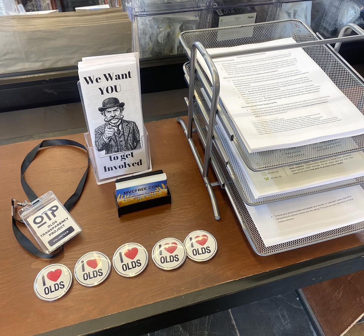A table with buttons that say &lsquo;I love Olds.&rsquo;
