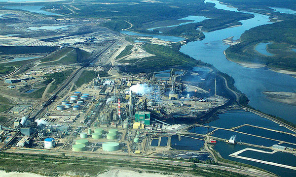 Wide shot of oil pumping.jpg