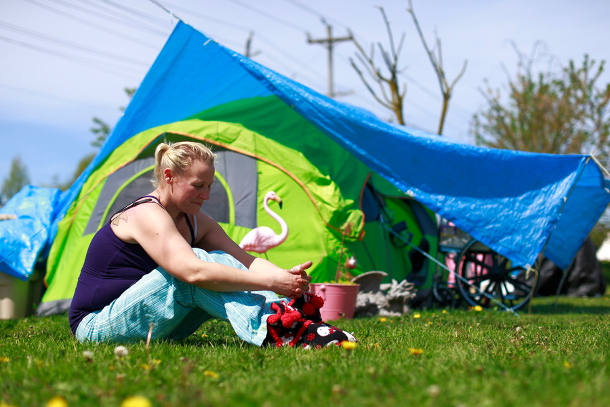 582px version of Fae with her tent in Abbotsford park