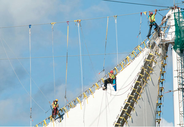 Men scale Canada Place sail